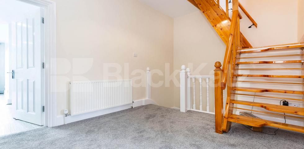 			NEWLY RENOVATED 2 BED, 2 Bedroom, 1 bath, 1 reception Apartment			 Beechwood Road, CROUCH END N8